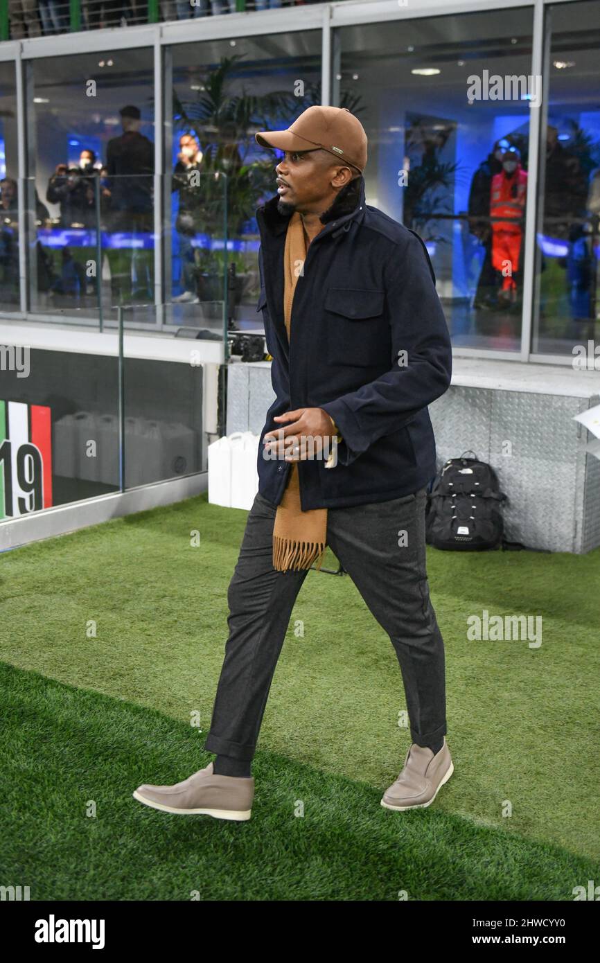 Milan, Italie. 04th mars 2022. Le joueur de l'ex Inter Samuel ETO'o est intronisé dans le Temple de la renommée de l'Inter avant la série Un match entre Inter et Salernitana à Giuseppe Meazza à Milan. (Crédit photo : Gonzales photo/Alamy Live News Banque D'Images