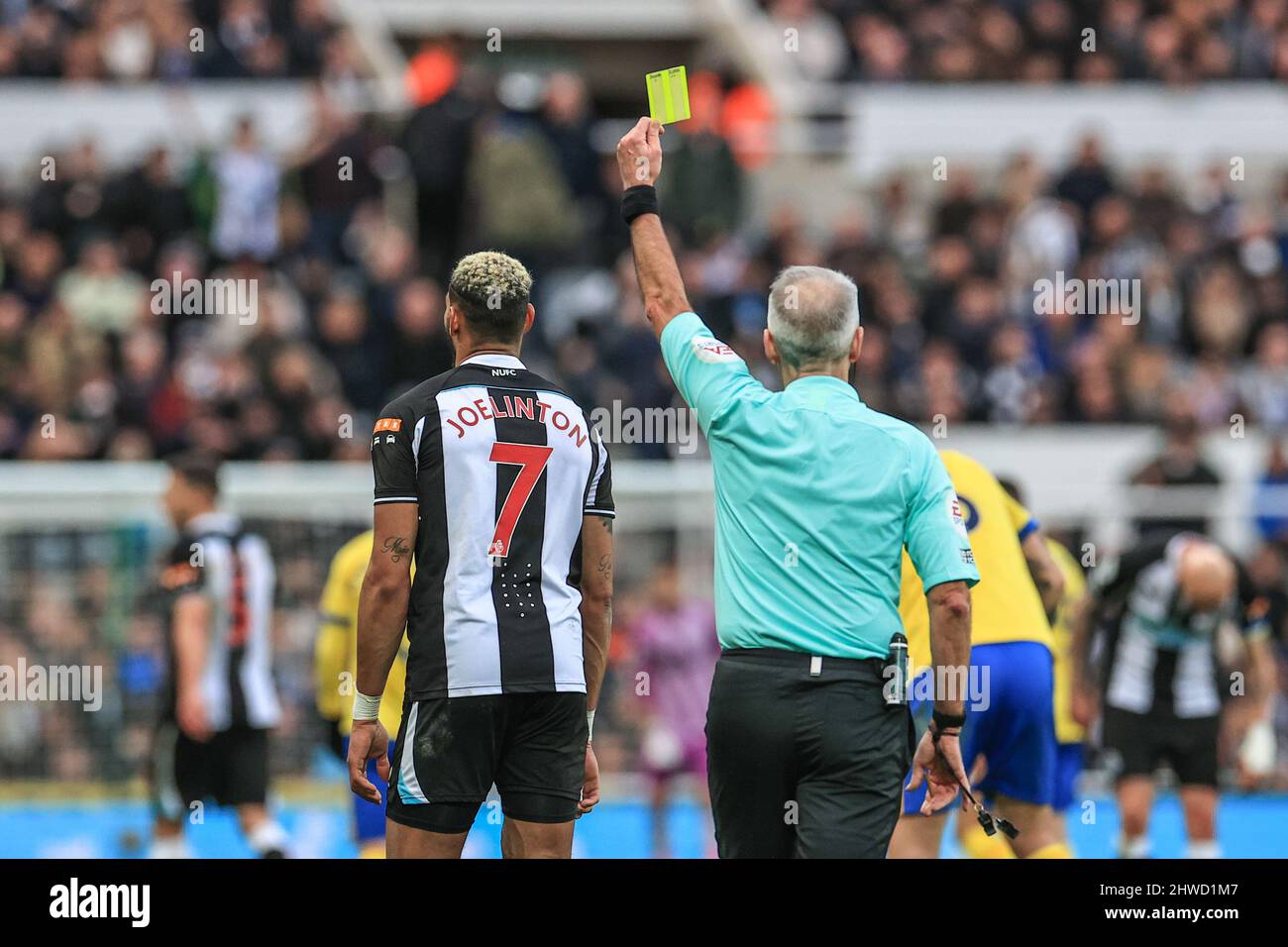 L'arbitre Martin Atkinson remet un carton jaune à Joelinton #7 de Newcastle United Banque D'Images