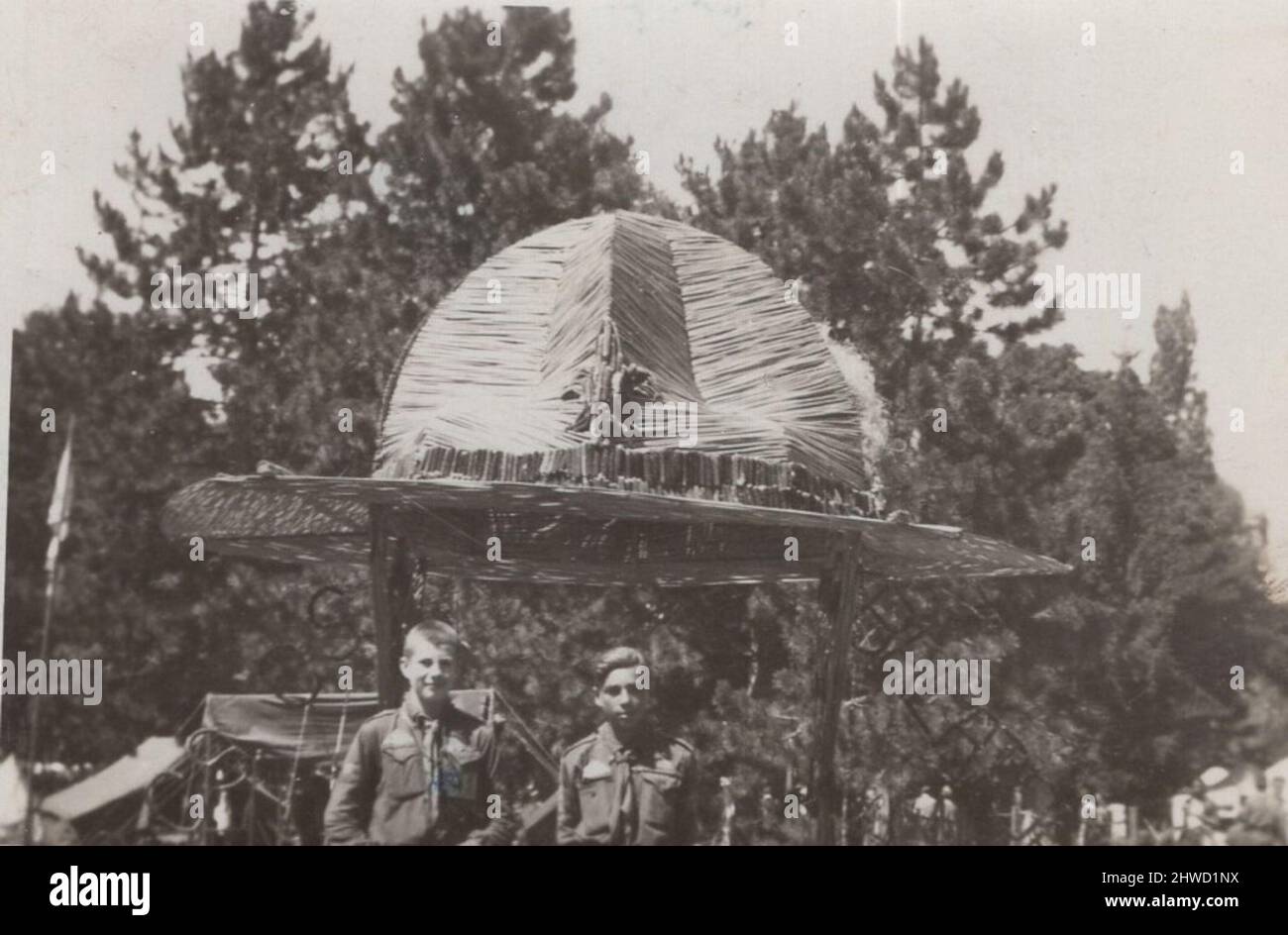 Archive historique image de jeunes garçons scouts de WO qui sont debout devant un casque de pième massif avec le symbole du Scoutisme peut-être au Jamboree Scout mondial 1933 en Hongrie, Gödöllő. Banque D'Images