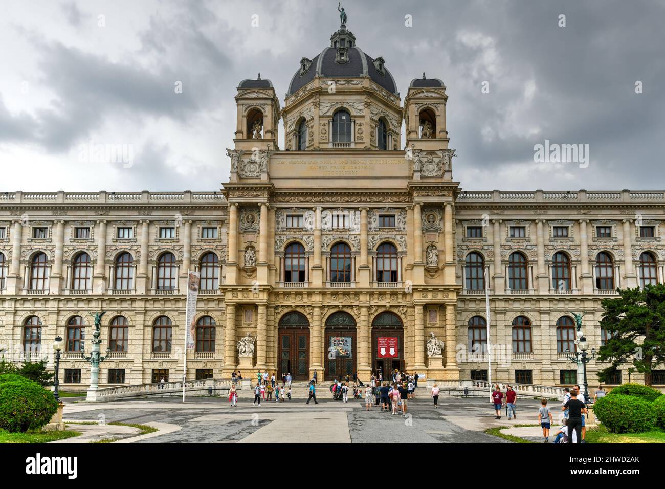 Vienne, Autriche - 17 juillet 2021 : magnifique vue sur le célèbre Musée Naturahistisches (Musée d'Histoire naturelle) avec parc et sculpture à Vienne, Autriche. Banque D'Images
