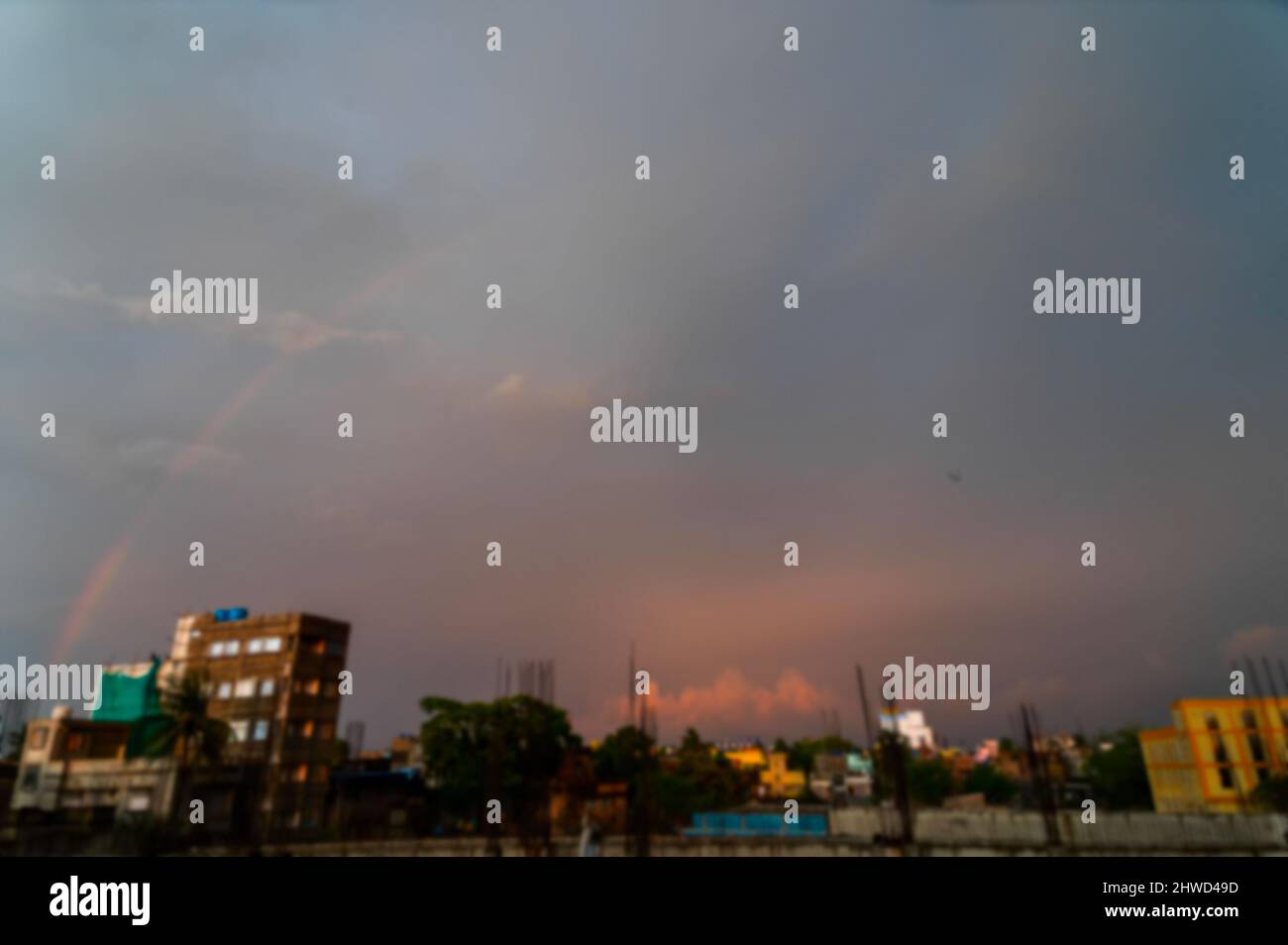 Image floue de l'arc-en-ciel sur un ciel nuageux, Howrah, Bengale-Occidental, Inde Banque D'Images