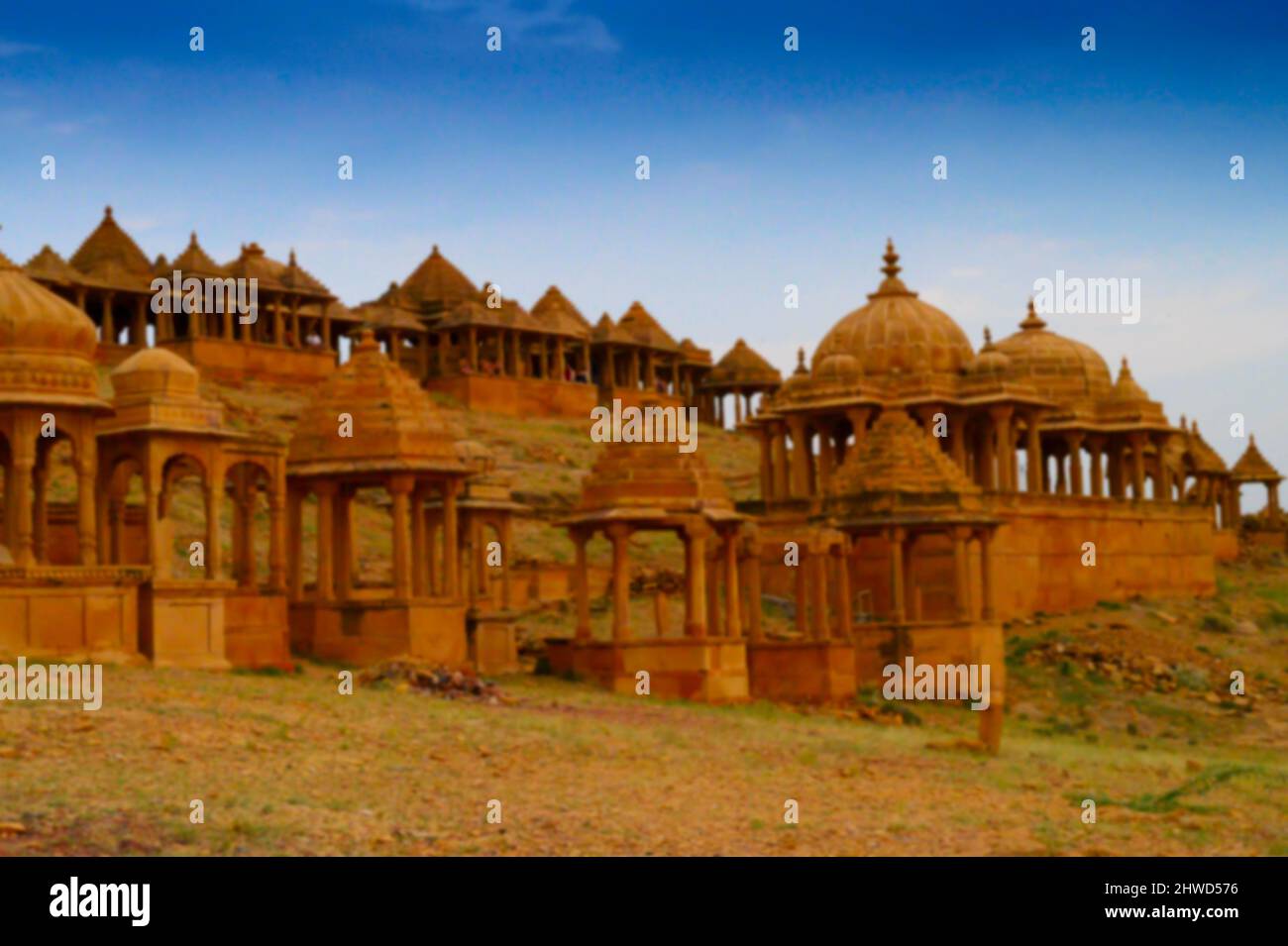 Image floue de Bada Bagh ou Barabagh, signifie Big Garden, est un complexe de jardin à Jaisalmer, Rajasthan, Inde, pour Royal cenotaphs, ou chhatris, De Mah Banque D'Images