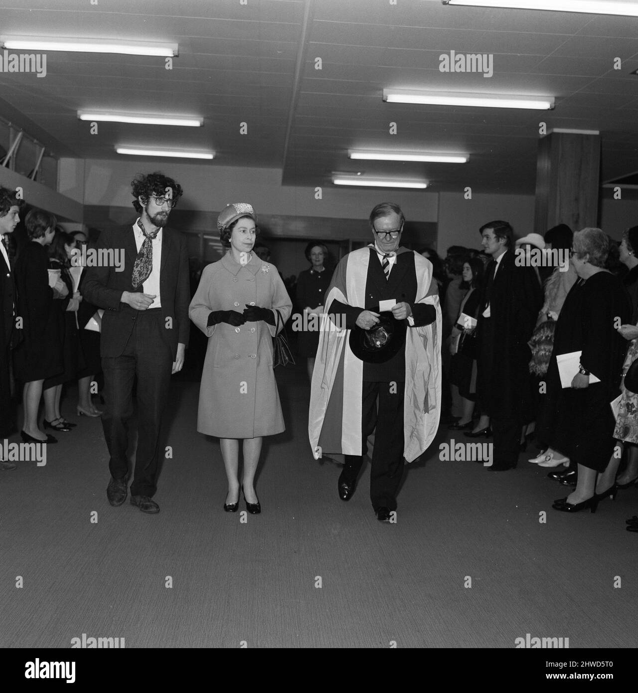 La reine Elizabeth II rencontre Piers Corbyn. Photos Piers Corbyn (à gauche) la reine Elizabeth II et Lord Penny (à droite) la reine et le duc d'Édimbourg visitent l'Imperial College of Science and Technology, pour ouvrir le nouvel édifice de l'université et le bâtiment des bibliothèques. Photo prise le 27th novembre 1969. Piers Corbyn, 22 ans (laissé dans la barbe, et les lunettes), qui est président du syndicat des étudiants, est présenté à H.M la Reine. Il l'a rencontrée deux fois, lors de la première présentation qu'il n'a pas pu présenter à la Reine trois lettres. Il a informé le duc d'Édimbourg qu'il avait des lettres pour la Reine, mais le du Banque D'Images