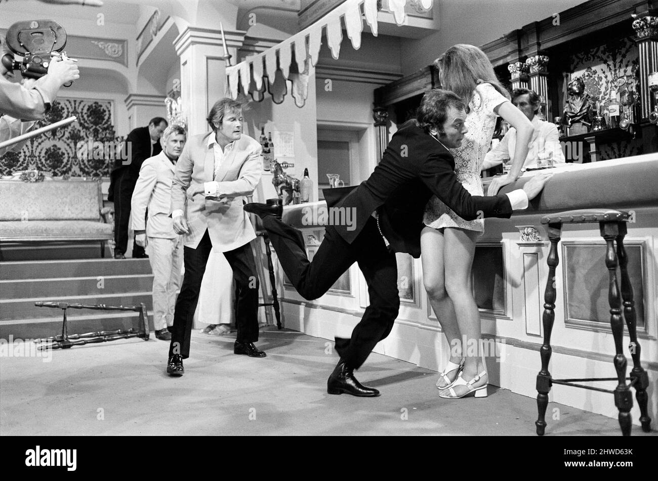 Roger Moore et Tony Curtis se battent les uns avec les autres sur l'ensemble des Persuaders! Aux Pinewood film Studios, Iver, Bucks. Roger joue un Seigneur anglais, qui rencontre Tony (jouant un millionnaire de Brooklyn brash) et dans cette séquence d'ouverture, ils ont un combat de course spectaculaire dans un restaurant. 11th août 1970. Banque D'Images