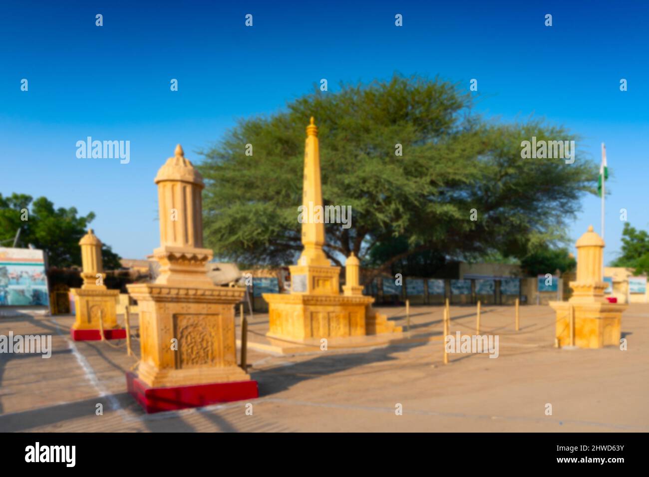 Image floue des monuments commémoratifs de Tanot Mata Mandir à la frontière de l'Inde au Pakistan, dans le désert de Thar. Ancien temple entretenu par des soldats indiens pour adorer. Banque D'Images