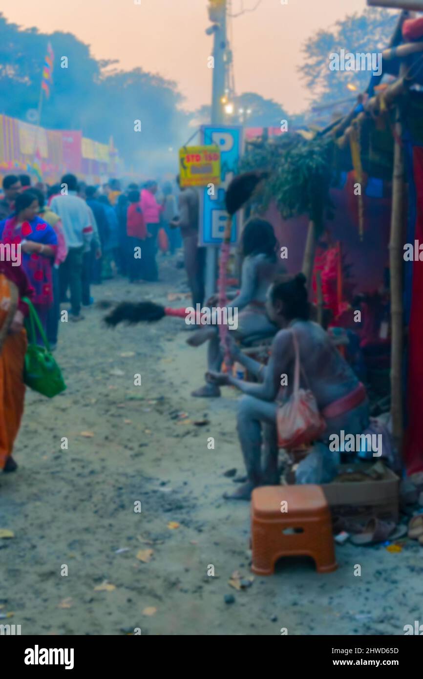 Image floue de Kolkata, Bengale-Occidental, Inde. Des dévotés qui marchent au camp de transit de Gangasagar pour visiter des sandhus hindous dans leurs camps , à Babughat, Kolkata. Banque D'Images