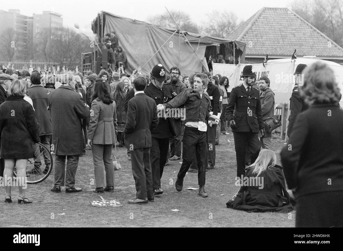 La réunion « Festival of Life » organisée par le CND à Victoria Park à Bethnal Green, est de Londres. Spectacles sur photo: Un skinhead est escorté loin d'une poussée avec un greaser à son festival . 29th mars 1970. Banque D'Images
