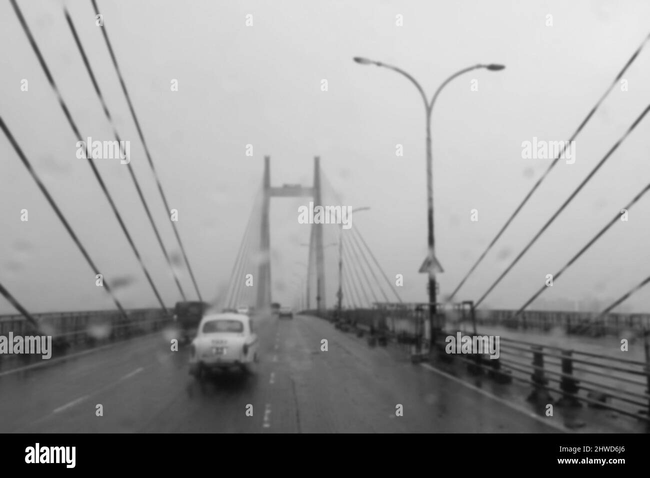 Image floue de Howrah, Bengale-Occidental, Inde. Image prise à travers des gouttes tombant sur le pare-brise de voiture, le verre humide, la circulation au 2nd Hoogly Bridge. Banque D'Images