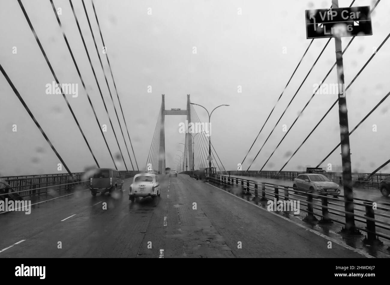 Kolkata, Bengale-Occidental, Inde - 17th août 2019 : Vidyasagar Setu sur le Gange, connu sous le nom de 2nd Hooghly Bridge. Image abstraite en noir et blanc. Banque D'Images