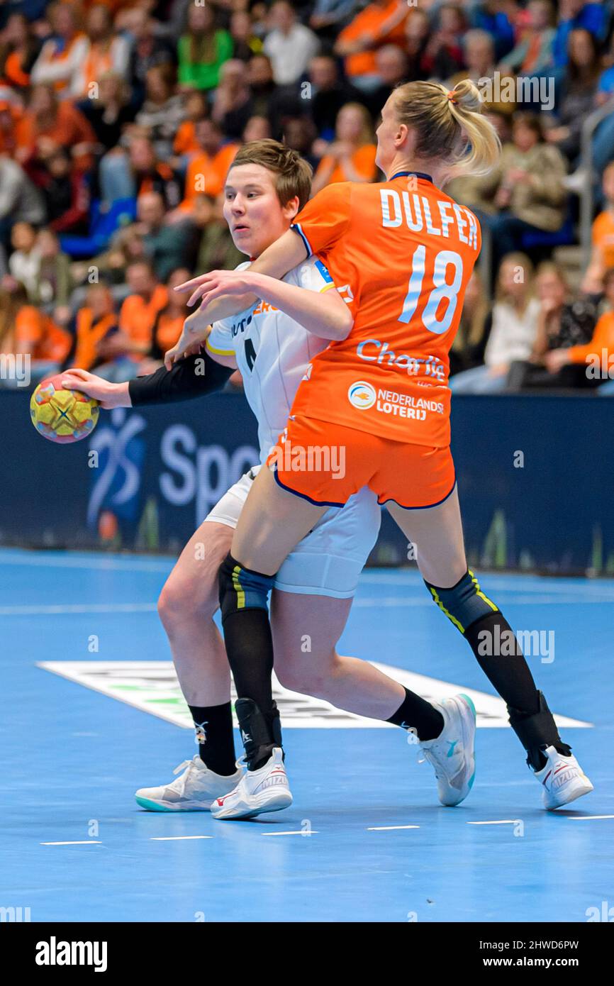 Rotterdam, pays-Bas. 05th mars 2022. Handball, femmes: Qualification au  Championnat d'Europe, 2nd tour, Groupe 3, Matchday 4, pays-Bas - Allemagne.  Alina Grijseels (l) d'Allemagne et Kelly Dulfer (r) des pays-Bas en action.