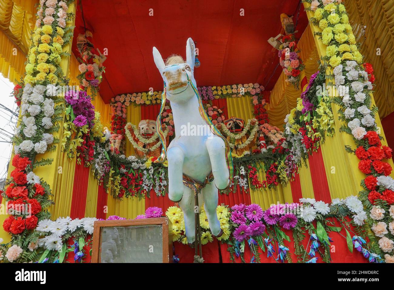 L'idole de cheval traînant le char de Dieu Jagannath, Balaram et Suvodra est en train d'être adorée. Festival Ratha jatra à Howrah, Bengale-Occidental, Inde. Banque D'Images