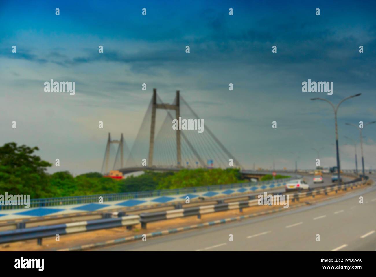 Image floue de Vidyasagar Setu (pont) au-dessus du Gange, 2nd Hooghly Bridge. Relie Howrah et Kolkata, le plus long câble - pont resté en Inde. Banque D'Images