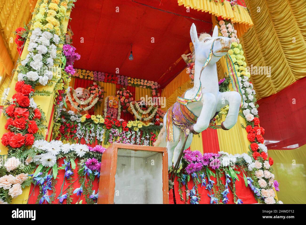 L'idole de cheval traînant le char de Dieu Jagannath, Balaram et Suvodra est en train d'être adorée. Festival Ratha jatra à Howrah, Bengale-Occidental, Inde. Don bo Banque D'Images