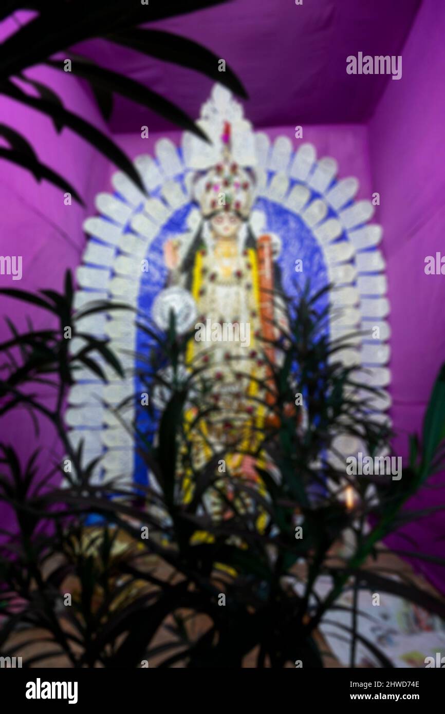 Flou, flou de l'idol déféré de la déesse Saraswati à Kolkata, Bengale-Occidental, Inde. Saraswati est une déesse hindoue de la connaissance, de la musique, de l'art, de la sagesse. Banque D'Images
