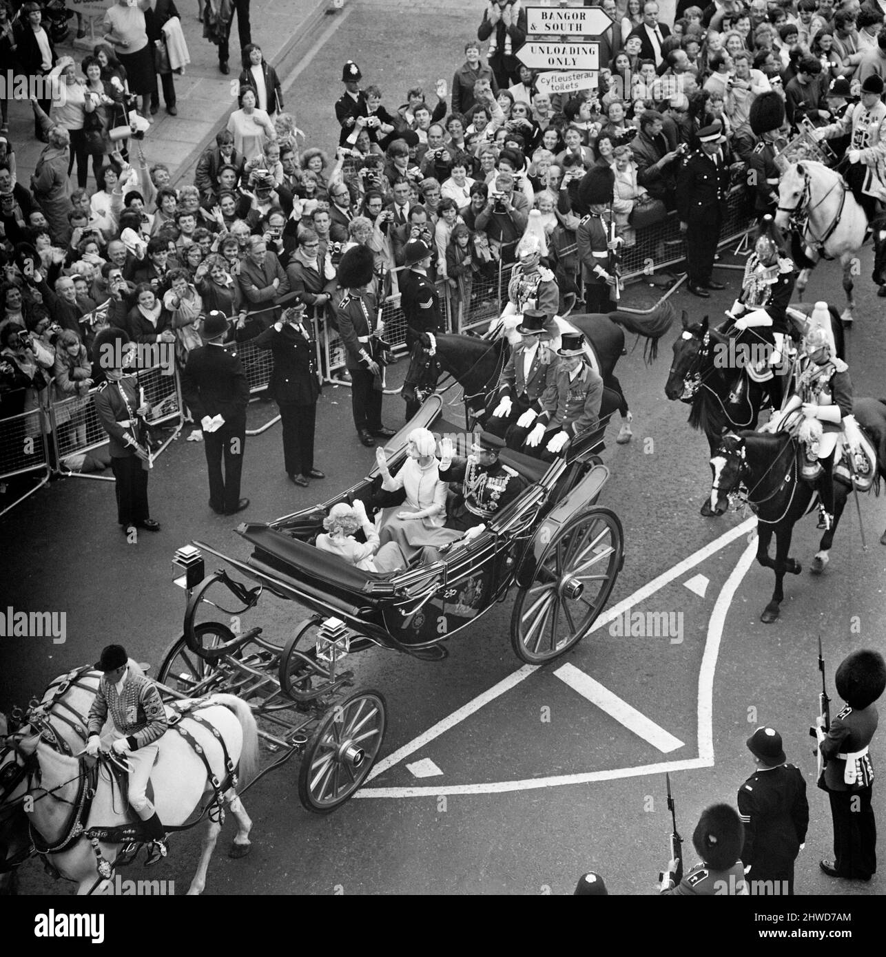 L'investiture du Prince Charles au château de Caernarfon. Des membres de la famille royale ont fait signe à la foule depuis leur chariot, la reine Elizabeth II, le prince Philip et la princesse Anne. Caernarfon, pays de Galles. 1st juillet 1969. Banque D'Images