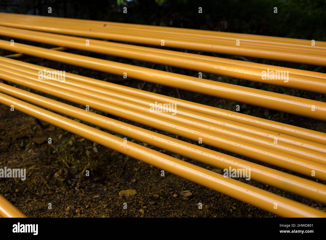 Tuyaux jaunes.Les tuyaux de gaz sont en rangée.Préparation du remplacement de l'équipement.Détails de la construction des communications. Banque D'Images