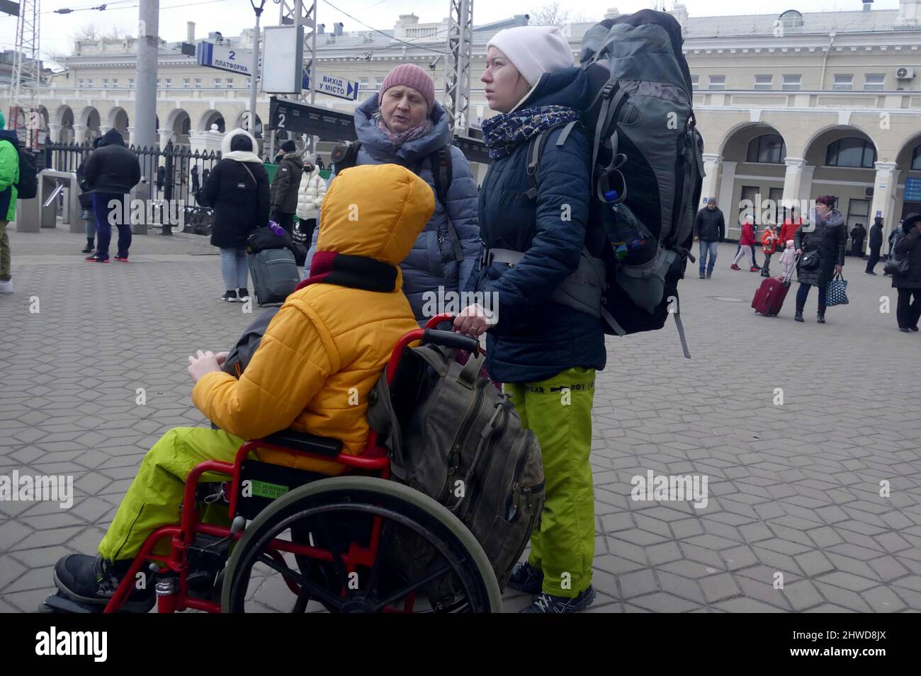 Non exclusif: ODESA, UKRAINE - 4 MARS 2022 - trois femmes avec des sacs à dos restent sur la plate-forme avant le départ de l'Odesa-Lviv-Rakhiv évacuati Banque D'Images