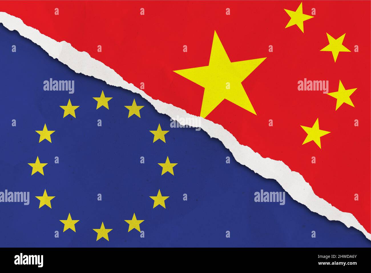 Le drapeau de la Chine et de l'Union européenne sur fond de papier déchiré grunge. Le concept de relation entre l'UE et la Chine Banque D'Images
