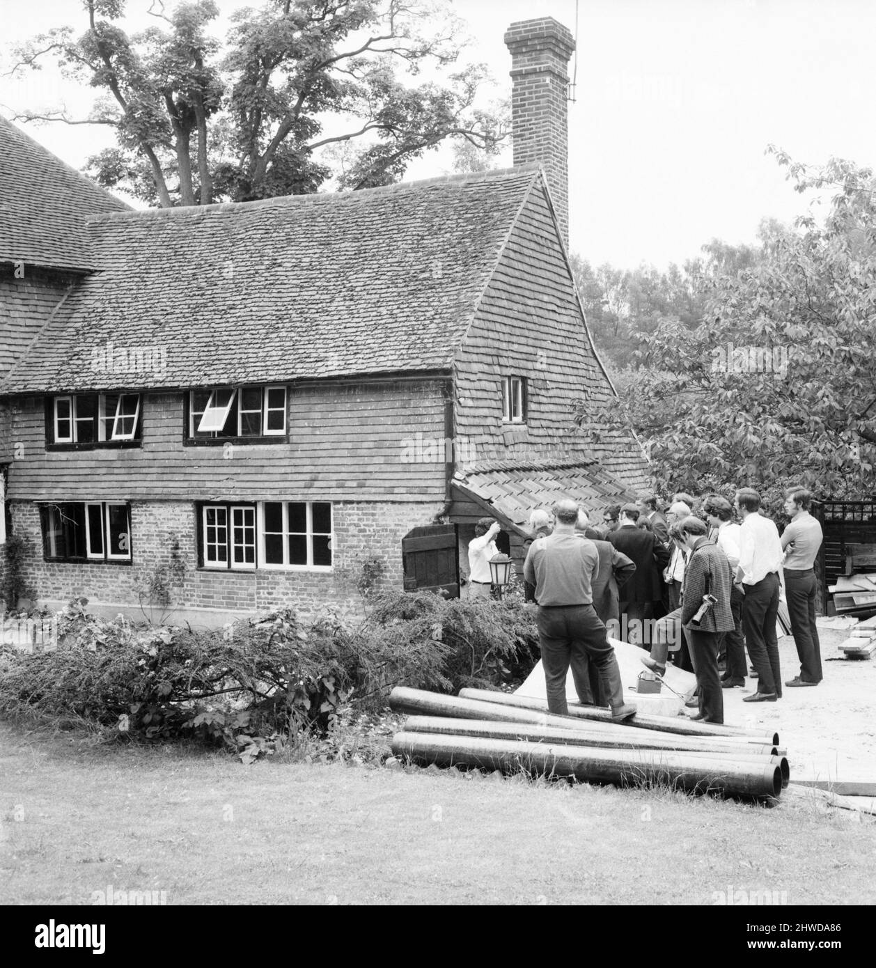 Rolling Stones : mort de Brian Jones. Tom Keylock, gofer à pierres, à l'extérieur de la ferme de Cotchford, à Hartfield, Sussex, parle à la presse. 3 juillet 1969 Banque D'Images