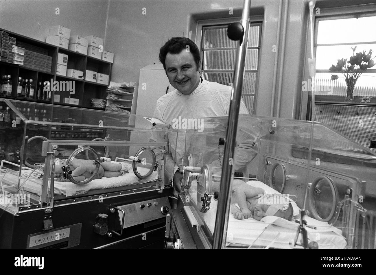 Les jumeaux siamois Anna et Barbara Rozycki, qui ont été séparés par des chirurgiens à l'hôpital pour enfants de Birmingham. Ils sont photographiés avec leur père Loris Rozycki. 1st juin 1970. Banque D'Images