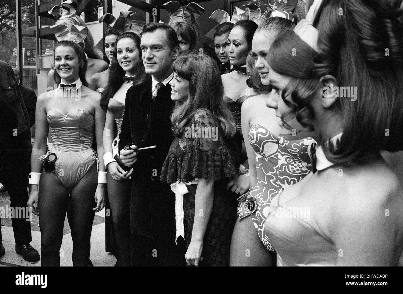 Hugh Hefner tient une conférence de presse au London Playboy Club pour annoncer la formation de la société de production de films Playboy. Hugh Hefner et sa petite amie Barbara Benton sont photographiés au club avec quelques-unes des petites filles. 5th septembre 1969. Banque D'Images