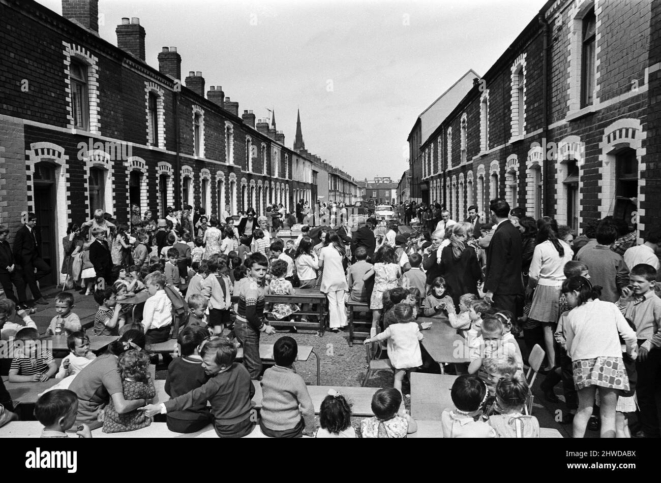 Fête de rue dans Balkan Street, Belfast. La fête a été organisée après que la rue ait été frappée par une émeute il y a juste une semaine après que les combats ont éclaté après que l'armée a découvert une cache d'armes dans la route. Le parti était organisé pour les enfants qui devaient rester dans leur foyer à cause d'un couvre-feu imposé pendant les émeutes. 12th juillet 1970. Banque D'Images