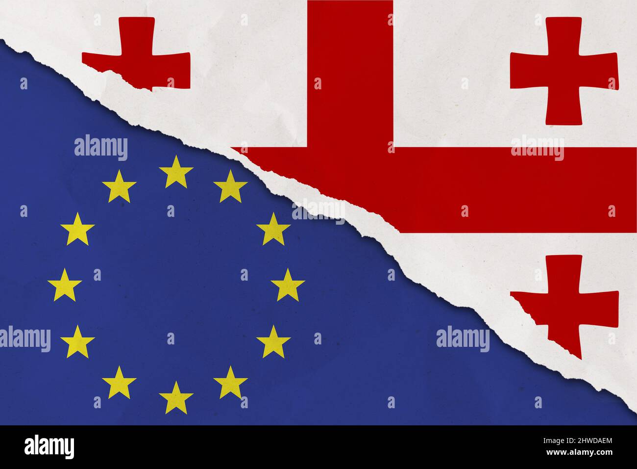 Drapeau de la Géorgie et de l'Union européenne papier déchiré grunge fond. Le concept de relation entre l'UE et la Géorgie Banque D'Images