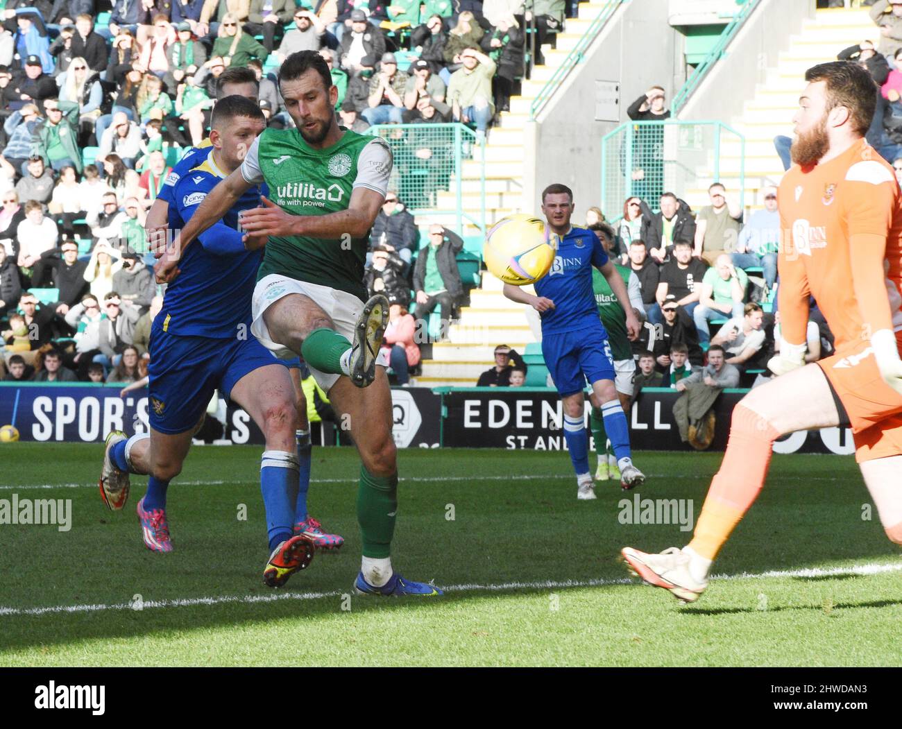 East mains.Ormiston.Tranent.East Lothian.Scotland.UK.4th Mars 22 session de formation pour Cinch Premiership match avec St Johnstone Keeper Zander Clark (#1) de St Johnstone FC fait un point blanc sauver de l'attaquant gallois de Hibs, Chris Doidge, crédit: eric mccowat/Alay Live News Banque D'Images