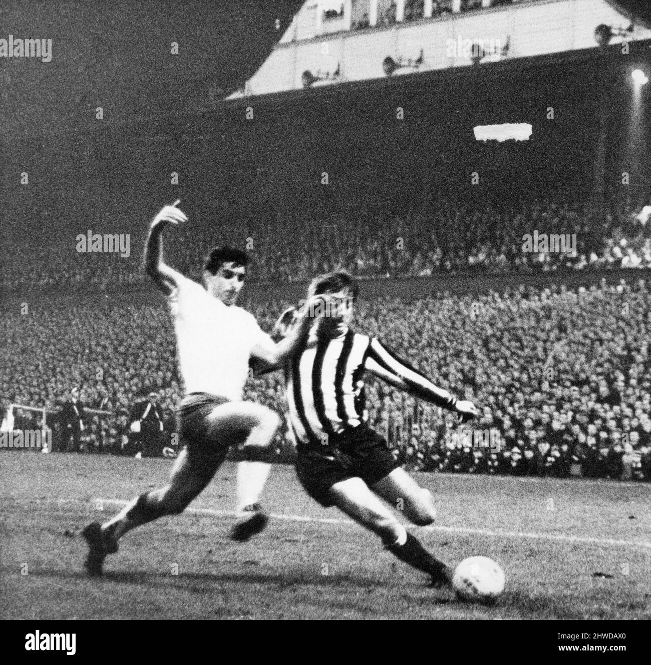 Newcastle United 2-1 Zaragoza, Inter-Cities Fairs Cup troisième tour, 2nd pieds, match de football au parc St James, mercredi 15th janvier 1969. Newcastle United poursuit ses objectifs à l'extérieur, 4-4 sur l'agrégat. Notre photo montre ... Frank Clark est dans une croix. Banque D'Images