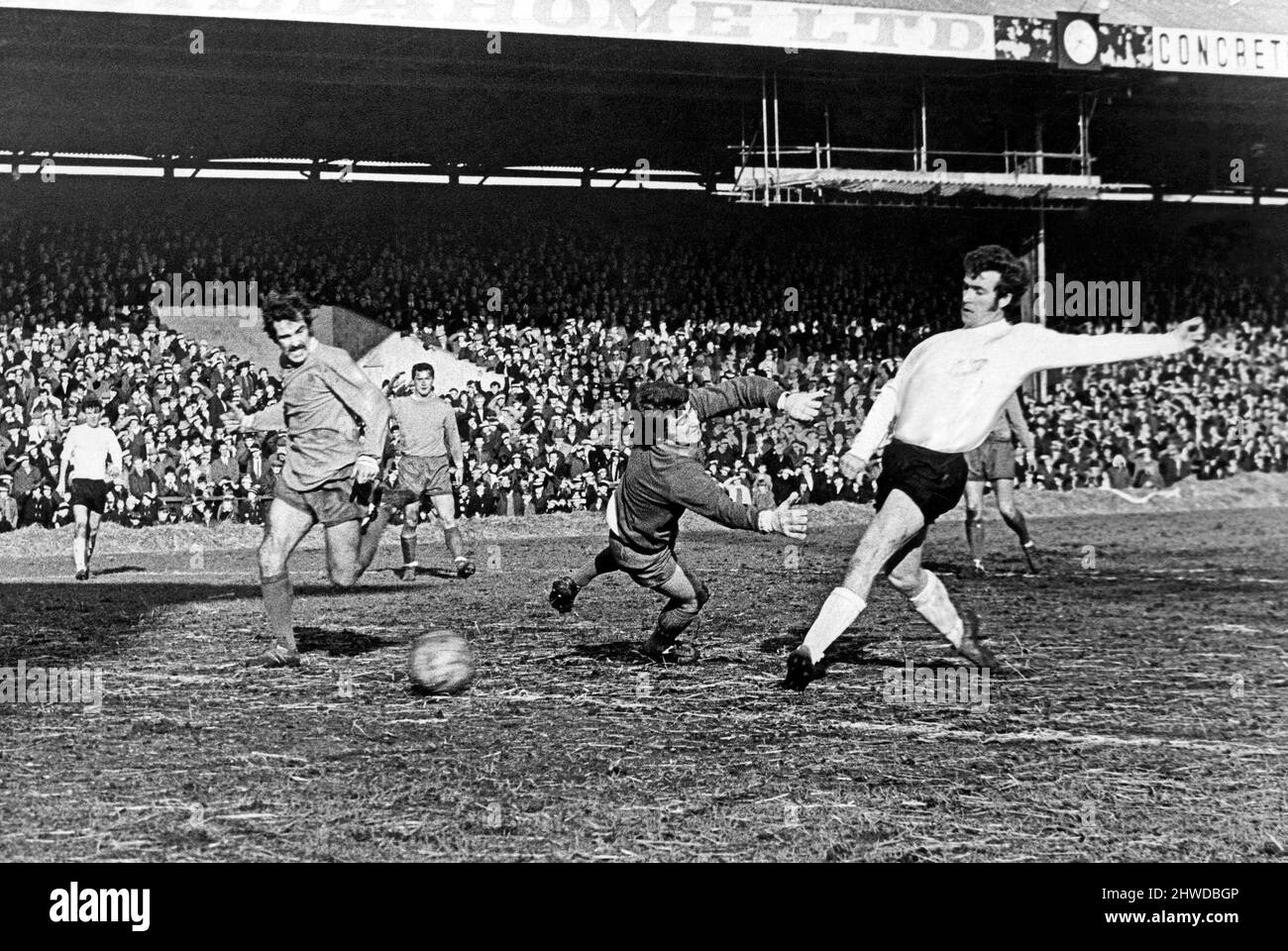 Sport - football - Swansea - Brian Evans de Swansea a obtenu le premier des quatre buts des cygnes contre Barry Gordine, gardien de but d'Oldham - 8th février 1970. Banque D'Images