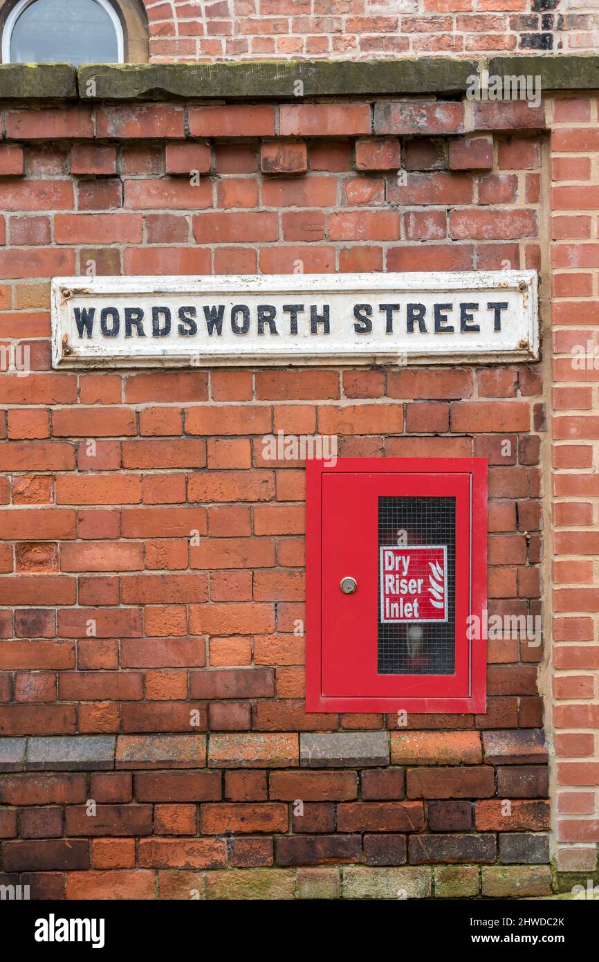L'entrée de la colonne montante sèche dans le mur sous le panneau de rue de Wordsworth Lincoln City 2022 Banque D'Images