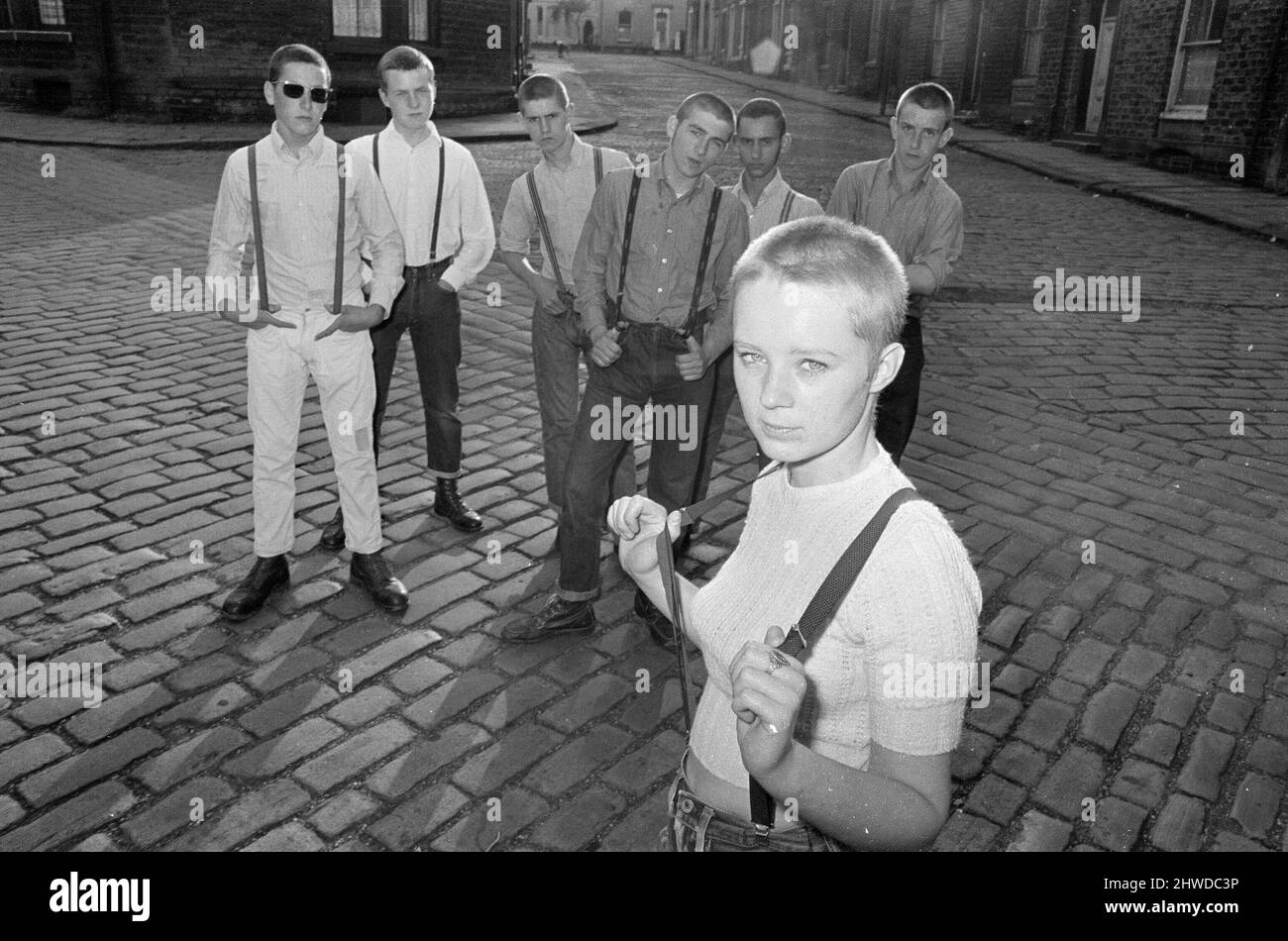 Janet Askham, une adolescente skinhead de dix-sept ans, pose avec ses amis chez elle à Huddersfield, West Riding of Yorkshire. 6th juin 1970. Banque D'Images