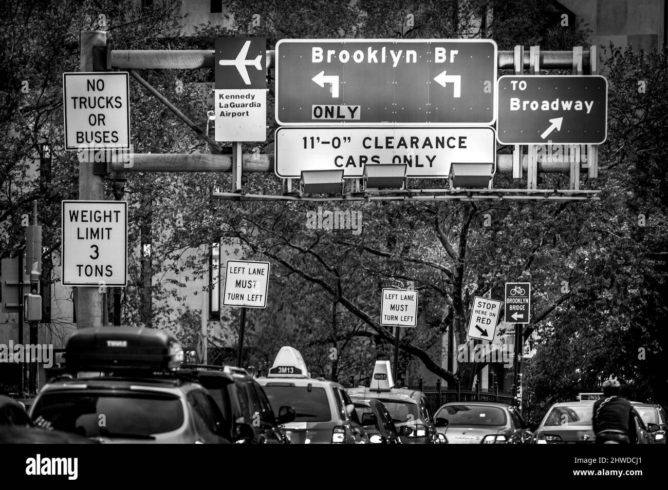 Panneaux de signalisation à Manhattan indiquant la direction du pont de Brooklyn Banque D'Images