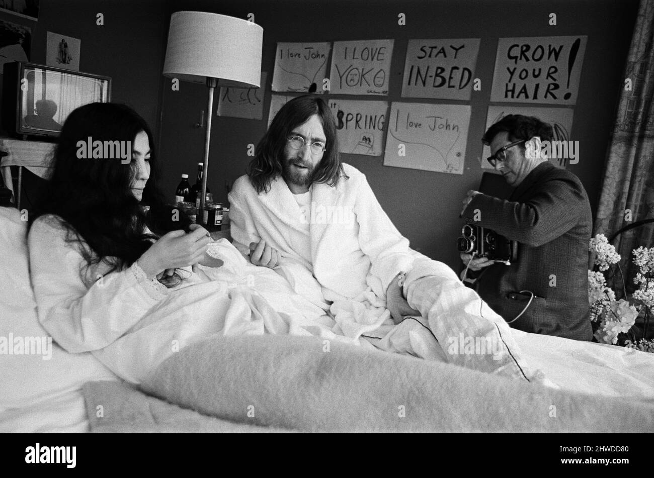 John Lennon et sa femme Yoko Ono ont un « bed in » dans un hôtel d'Amsterdam, pour protester contre la guerre et la violence dans le monde. 26th mars 1969. Banque D'Images John Lennon et sa femme Yoko Ono ont un « bed in » dans un hôtel d'Amsterdam, pour protester contre la guerre et la violence dans le monde. 26th mars 1969. Banque D'Images