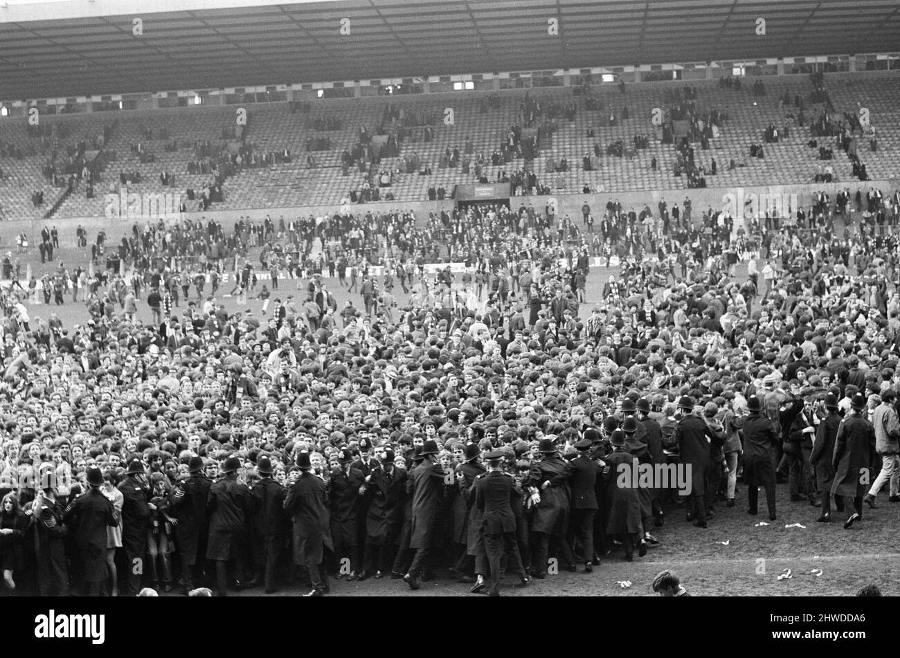 Manchester United 3-2 Leicester City, Division One Match à Old Trafford, samedi 17th mai 1969. Il s'agit du dernier match en charge du chef d'équipe Sir Matt Busby qui prendra le poste de directeur général la saison prochaine. Notre image montre ... les scènes de foule à la fin du match que les fans envahissent le terrain pour voir Matt Busby pour la dernière fois que Manchester United Manager, l'encourager et lui souhaiter bien. Banque D'Images