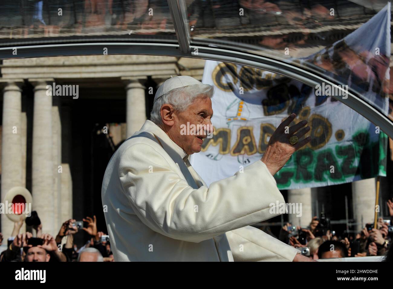 Cité du Vatican, Vatican 27/02/2013: Le Pape Benoît XVI fait des gestes à la foule voyageant dans le Popemobile à travers la place Saint-Pierre. Le souverain pontife a assisté à son dernier public hebdomadaire avant de descendre demain. Le pape Benoît XVI est le chef de l'Église catholique depuis huit ans et est le premier pape à prendre sa retraite depuis 1415. ©Andrea Sabbadini Banque D'Images