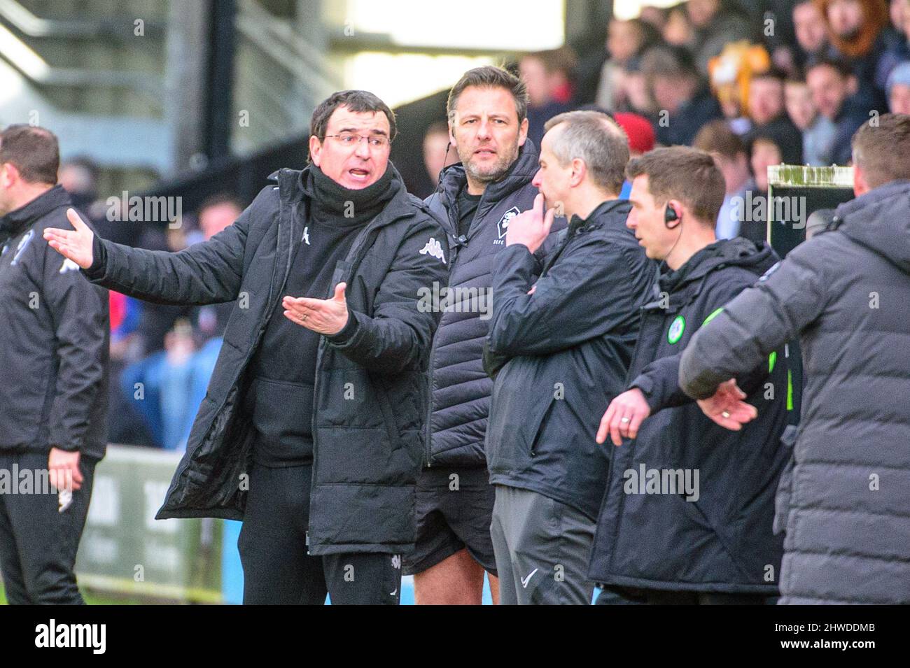 SALFORD, ROYAUME-UNI. 5th MARS Gary Bowyer, directeur de Salford City FC, s'adresse au quatrième officiel lors du match de la Sky Bet League 2 entre Salford City et Forest Green Rovers à Moor Lane, Salford, le samedi 5th mars 2022. (Credit: Ian Charles | MI News) Credit: MI News & Sport /Alay Live News Banque D'Images