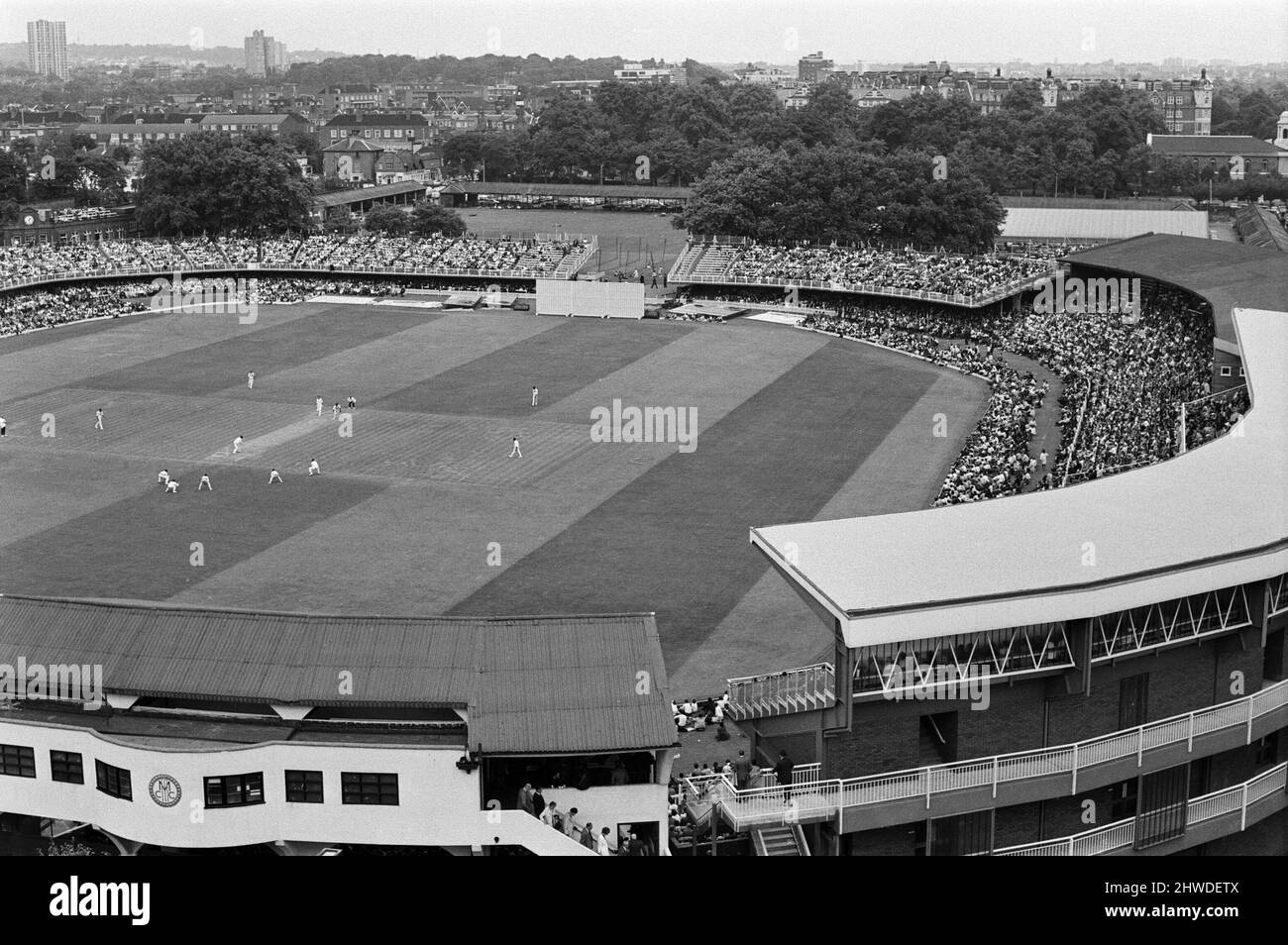 Terrain de cricket de Lord's, match d'essai, Angleterre contre Antilles. Une vue en hauteur du terrain de cricket de Lord montrant la vaste foule et le cricket en cours. 28th juin 1969. Banque D'Images
