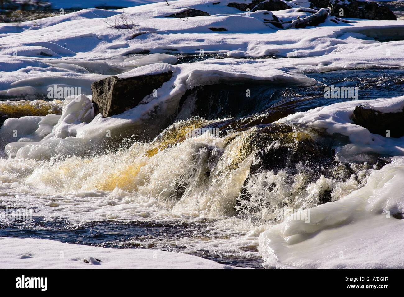 Scènes d'une rivière partiellement gelée à Dalarna Banque D'Images