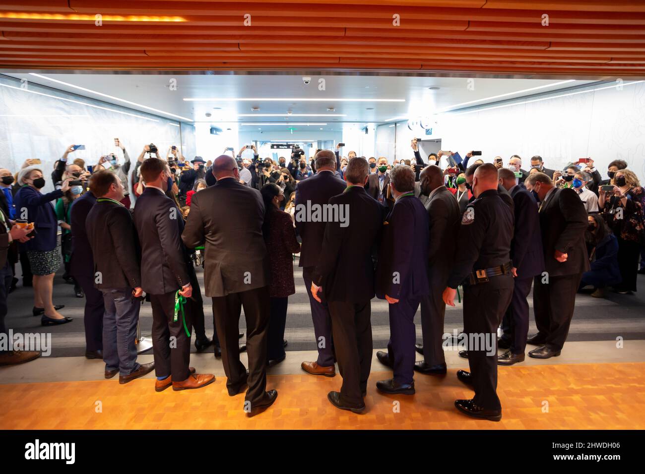 Le gouverneur de Washington, Jay Inglee (au centre), avec les dignitaires locaux, pose pour une séance photo lors d'un événement VIP pour la nouvelle FACI des arrivées internationales Banque D'Images