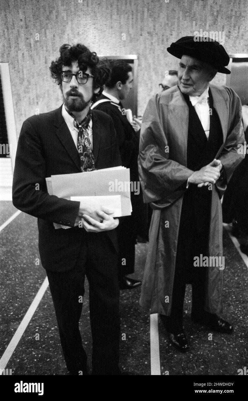 La reine Elizabeth II rencontre Piers Corbyn. Piers Corbyn attendant l'arrivée de la reine. L'homme sur la droite n'est pas nommé histoire pour l'ensemble de photos est : la Reine et le duc d'Édimbourg visitez l'Imperial College of Science and Technology, pour ouvrir le nouvel édifice de collège et le bâtiment des bibliothèques. Photo prise le 27th novembre 1969. Piers Corbyn, 22 ans (en barbe et en lunettes), qui est président du syndicat des étudiants, est présenté à H.M la Reine. Il l'a rencontrée deux fois, lors de la première présentation qu'il n'a pas pu présenter à la Reine trois lettres. Il a informé le duc d'Édimbourg qu'il avait une lettre Banque D'Images