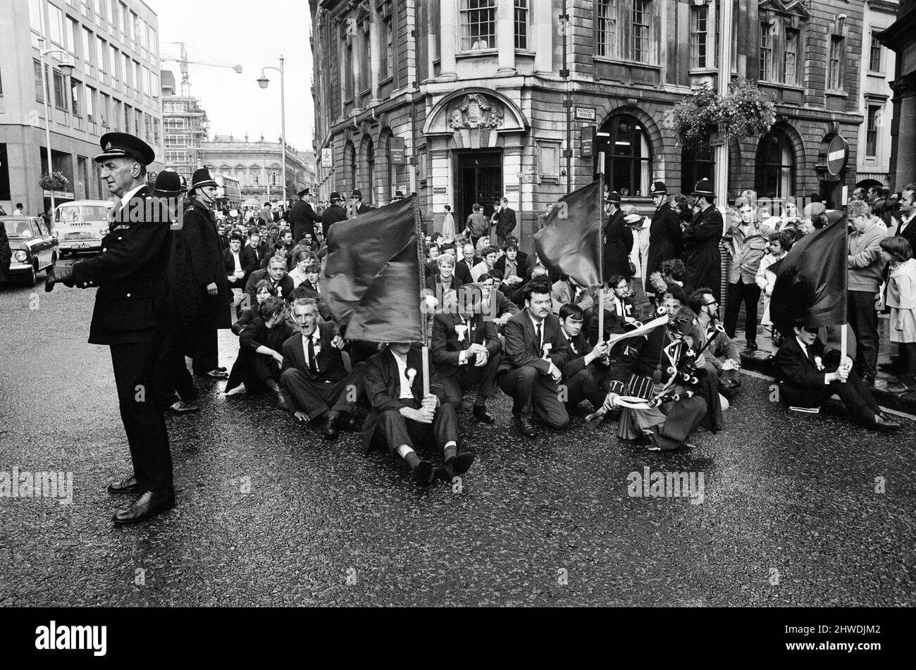 Marche des droits civils irlandais dans le centre-ville de Birmingham, West Midlands. Sur la photo, les marcheurs sont assis à Colmore Row pour observer un silence de deux minutes à la mémoire de Gerald McAuley, abattu à Belfast une semaine plus tôt. 20th août 1969. Banque D'Images Marche des droits civils irlandais dans le centre-ville de Birmingham, West Midlands. Sur la photo, les marcheurs sont assis à Colmore Row pour observer un silence de deux minutes à la mémoire de Gerald McAuley, abattu à Belfast une semaine plus tôt. 20th août 1969. Banque D'Images