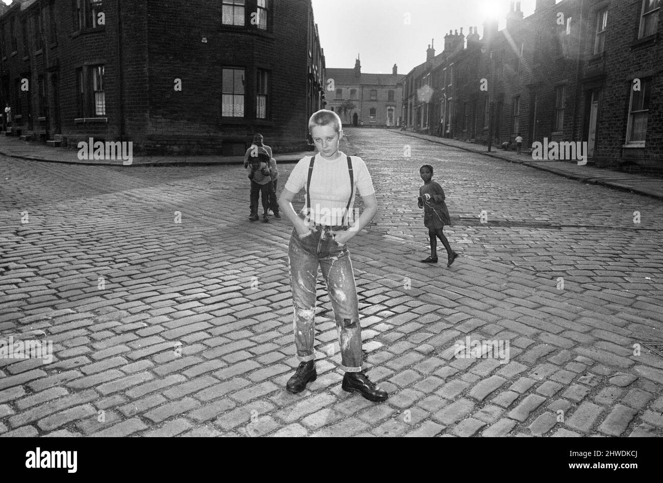 Janet Askham, une adolescente skinhead de dix-sept ans, pose dans la rue à sa maison à Huddersfield, West Riding of Yorkshire. 6th juin 1970. Banque D'Images