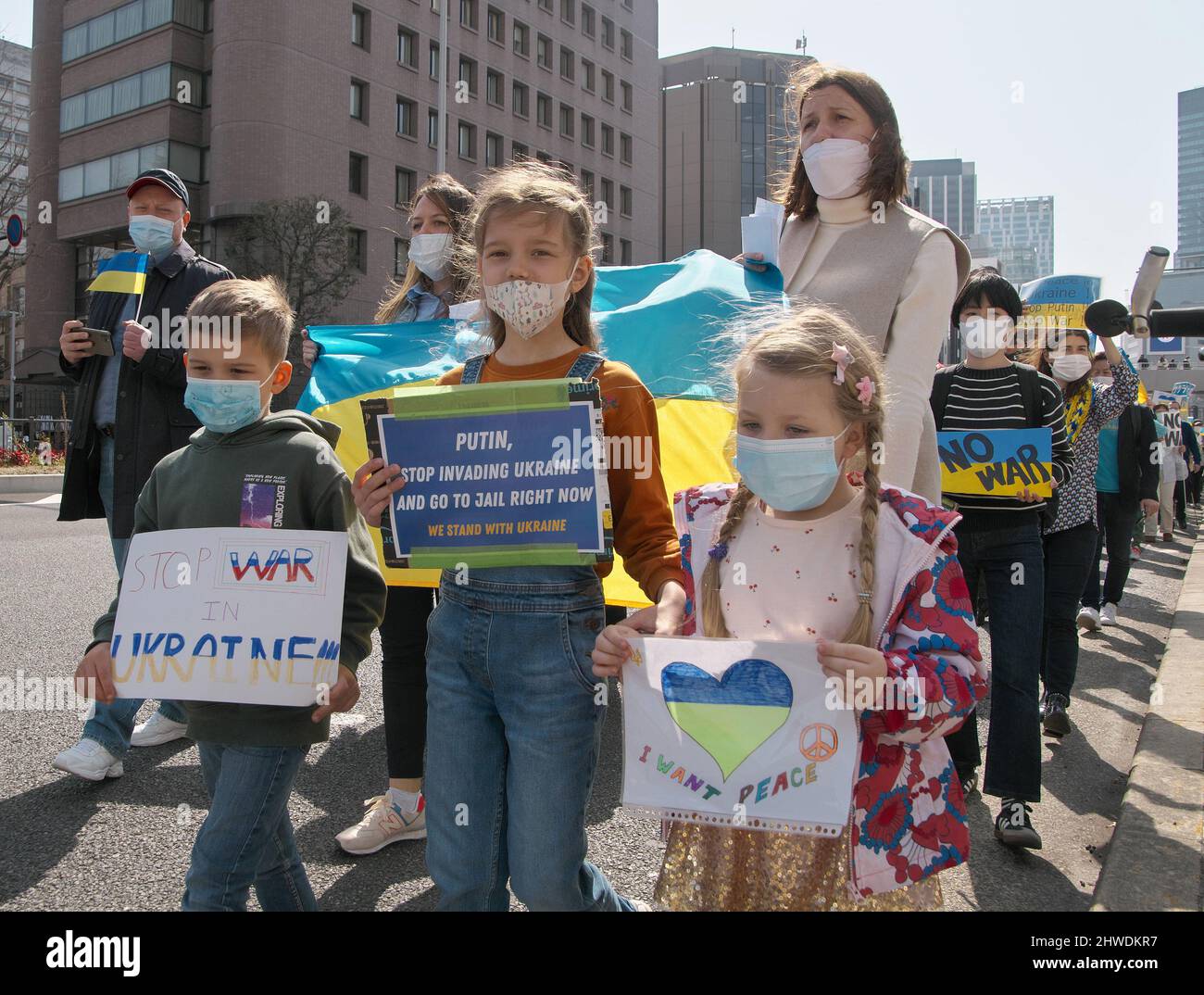 Tokyo, Japon. 05th mars 2022. Les Ukrainiens et les participants assistent à une marche pour protester contre l'invasion de l'Ukraine par la Russie, à Tokyo, au Japon, le samedi 5 mars 2022. Photo par Keizo Mori/UPI crédit: UPI/Alay Live News Banque D'Images