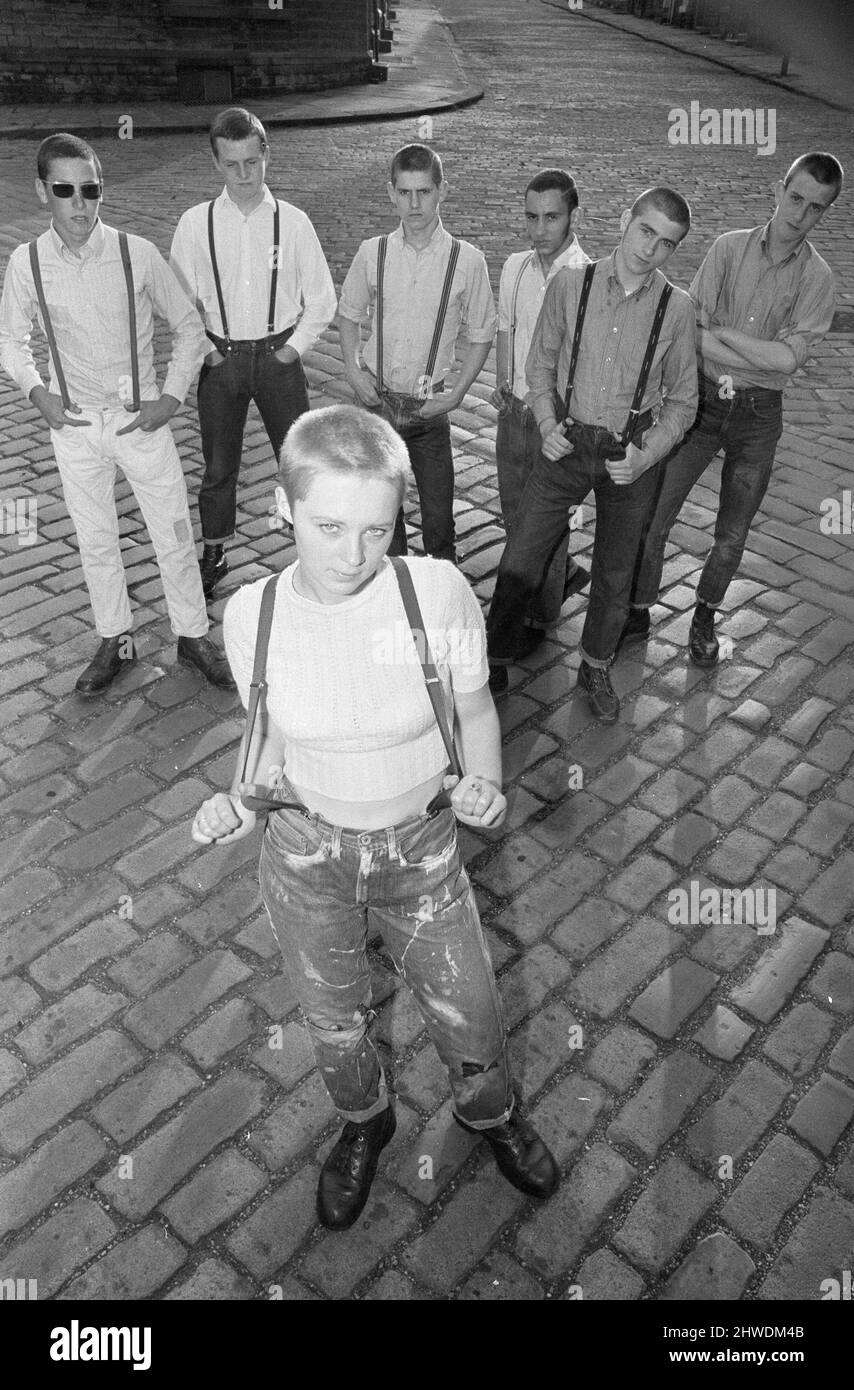 Janet Askham, une adolescente skinhead de dix-sept ans, pose avec ses amis chez elle à Huddersfield, West Riding of Yorkshire. 6th juin 1970. Banque D'Images