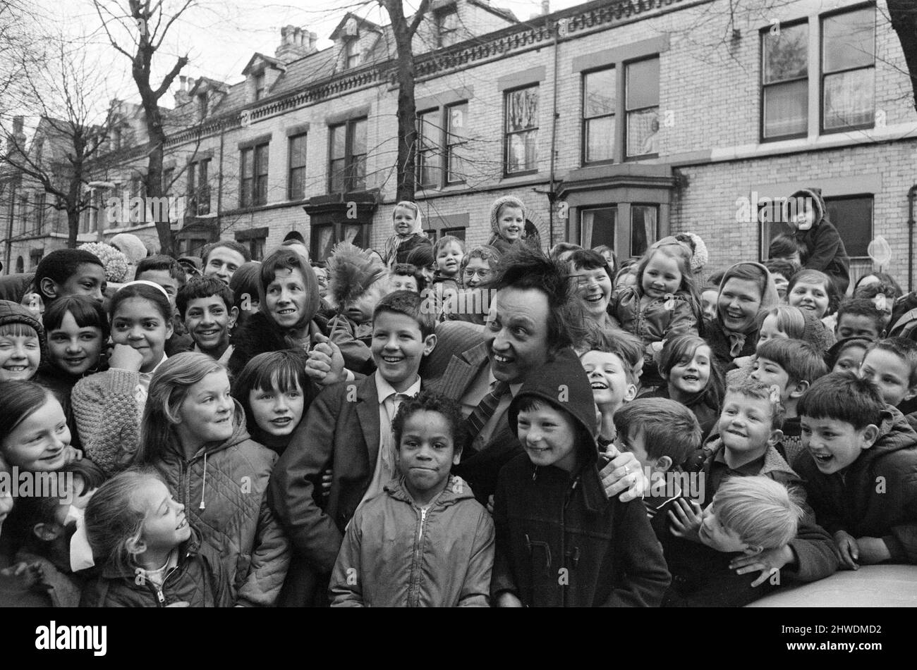 Le comédien Ken Dodd ouvre des appartements à Ducie Street et Beaconsfield Street, Toxteth, Liverpool. Deux maisons, une dans chaque rue, ont été converties en appartements sous la direction d'une équipe d'experts en logement et en planification. Ken arrive à Ducie Street pour être accueilli par une grande foule. Rue. 7th avril 1970. Banque D'Images