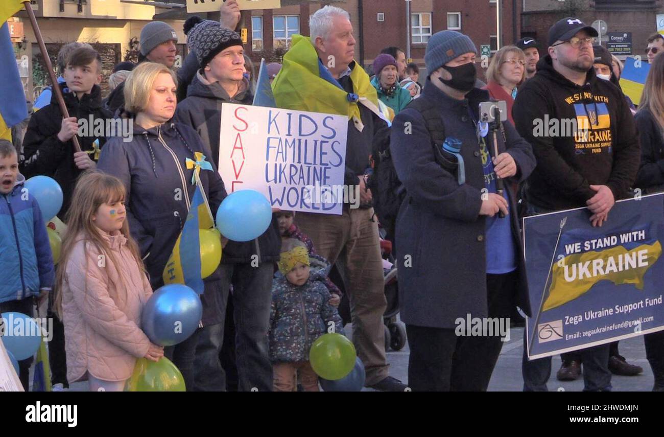 Les gens prennent part à un rassemblement à l'extérieur de Custom House Square à Belfast, pour dénoncer l'invasion russe de l'Ukraine. Date de la photo: Samedi 5 mars 2022. Banque D'Images