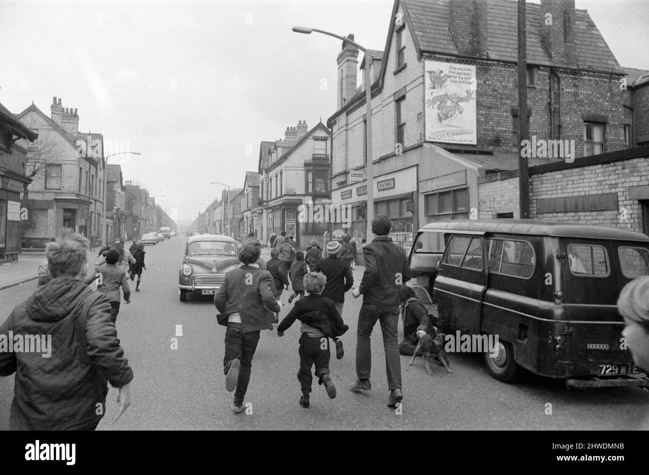 Le comédien Ken Dodd ouvre des appartements à Ducie Street et Beaconsfield Street, Toxteth, Liverpool. Deux maisons, une dans chaque rue, ont été converties en appartements sous la direction d'une équipe d'experts en logement et en planification. Ken est chassé par les fans comme il est allé de la rue Ducie à la rue Beaconsfield pour voir les nouvelles maisons converties en appartements. 7th avril 1970. Banque D'Images
