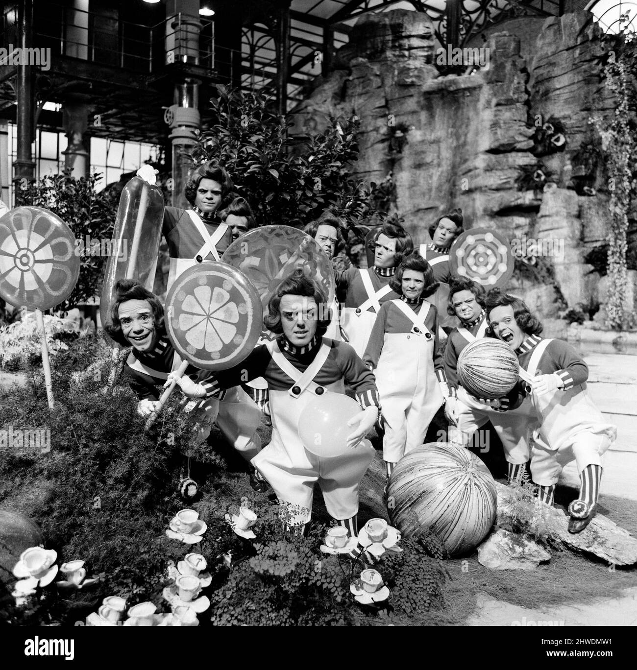 La salle de chocolat du suprêtier de bonbons, Willy Wonka, peut descendre dans l'histoire de l'écran comme non seulement l'un des plus impressionnants studios jamais construits, mais peut-être aussi le plus savoureux. L'immense salle de bonbons a été construite sur la plus grande scène sonore des studios Bavaria de Munich, où la production de David L. Wolper de 'Willy Wonka et la chocolaterie' est en cours de tournage. Les Oompa-Loompas sont illustrés sur le set. 8th octobre 1970. Banque D'Images