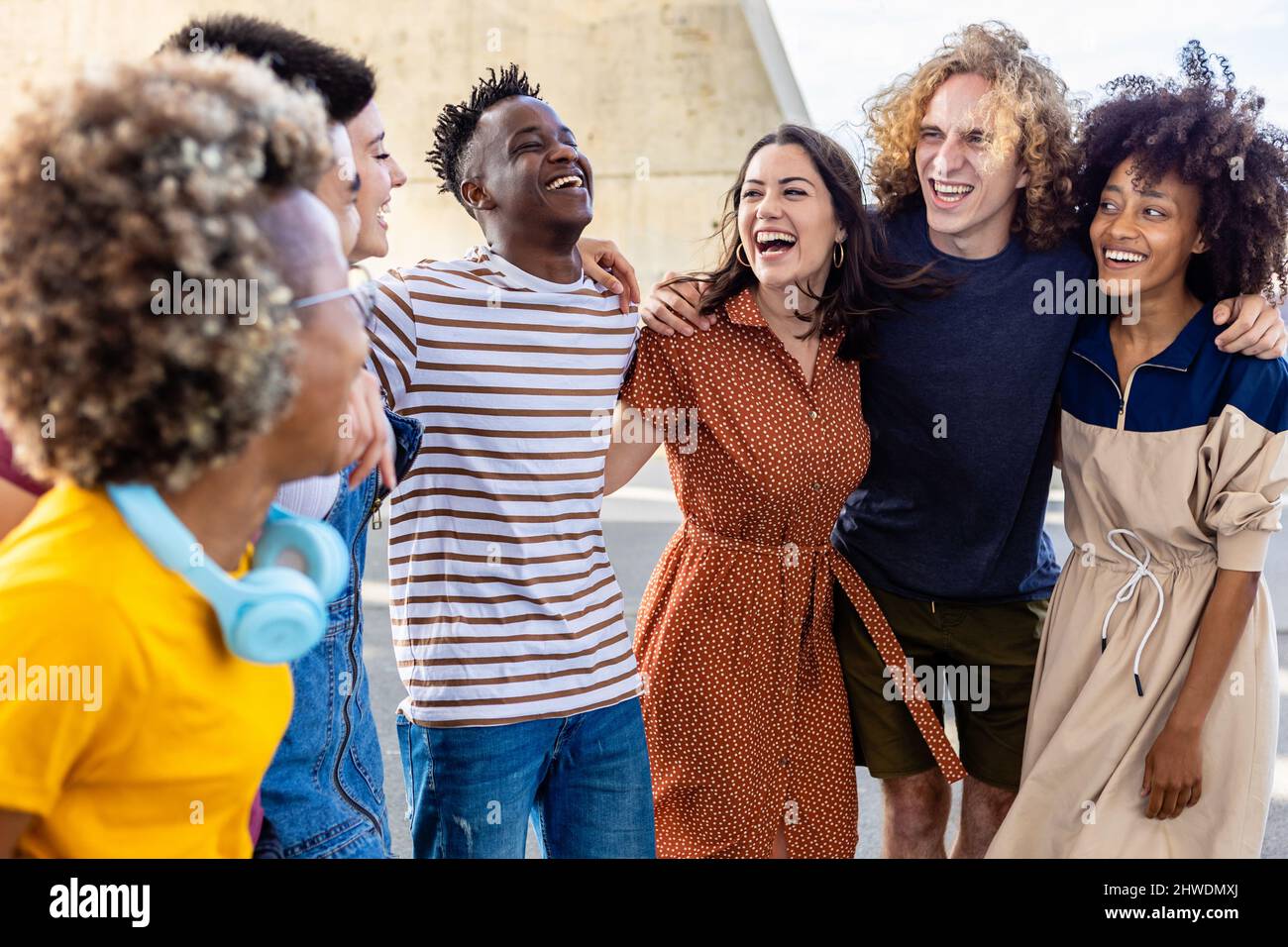 De jeunes amis multiethniques rient ensemble en plein air Banque D'Images